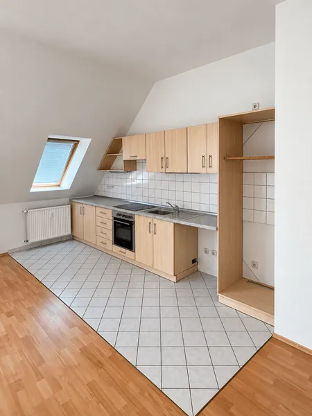 Sonnige Dachgeschoss-WE mit Balkon, Einbauküche und Wannenbad — photo 1
